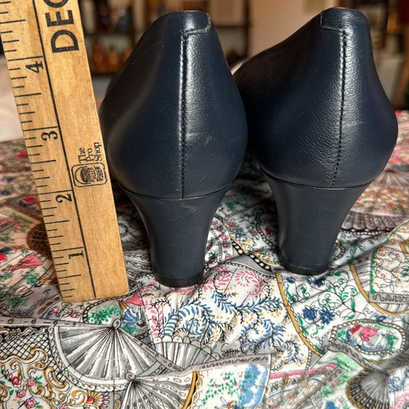 Easy Spirit Navy Leather Rounded Toe Pumps. 1.75” Heel. Size 8 - Picture 4 of 10